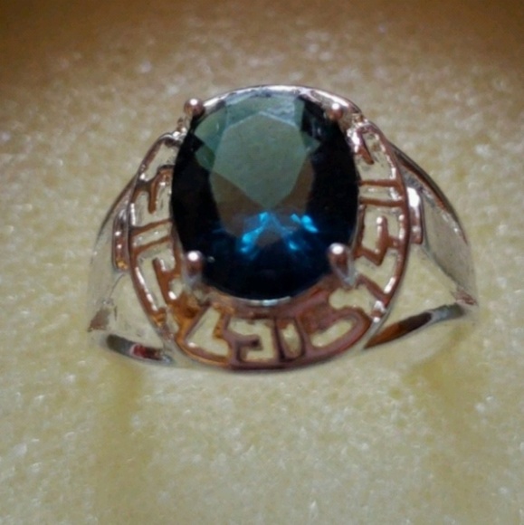 Pretty ,elegant Silver sterling ring new size 4 - Picture 1 of 4